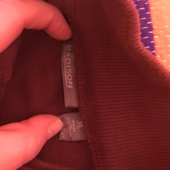 Madison XL burgundy pull over - Picture 3 of 4